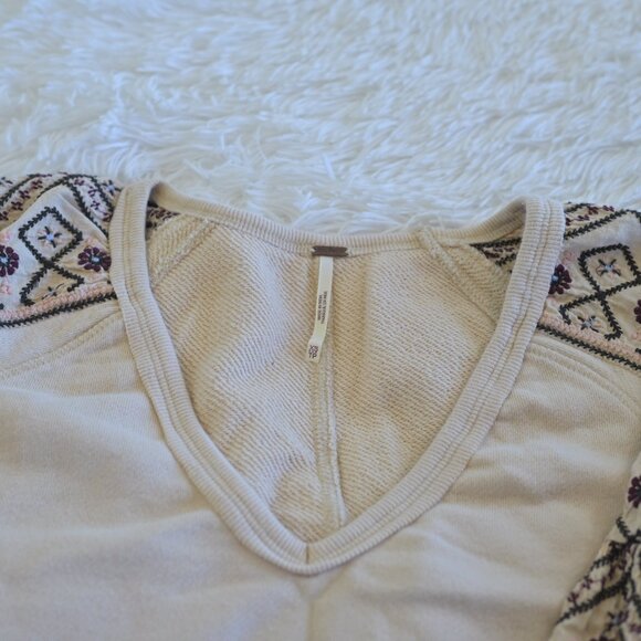 Mee People Junior's Cream Sweater With Flowers Size XS - Picture 2 of 3